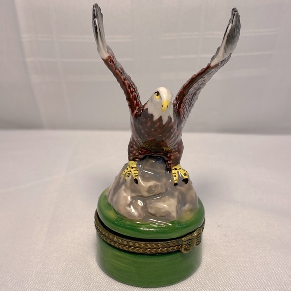American Bald Eagle sits atop this hand painted porcelain keepsake box. - Picture 2 of 9